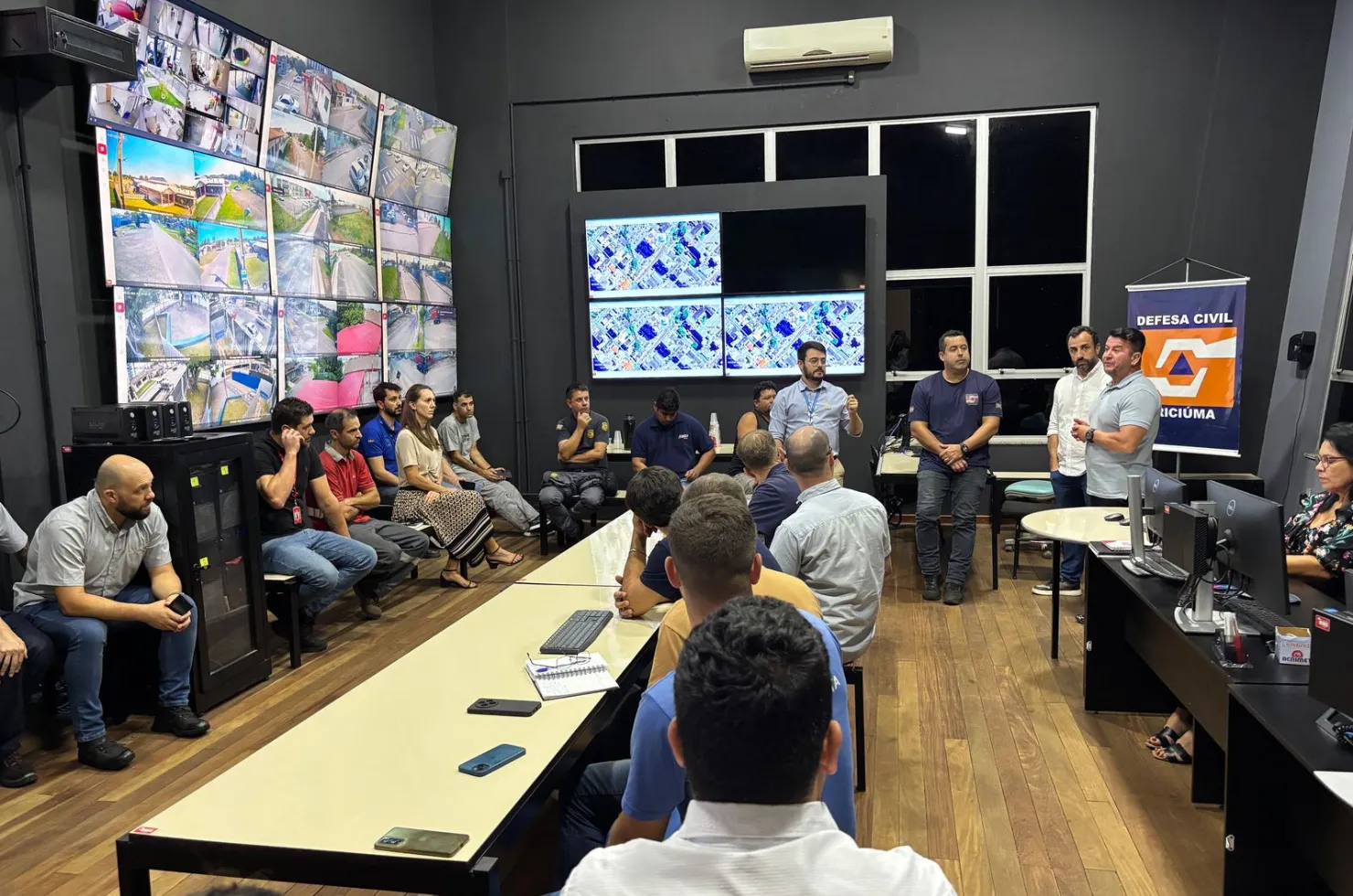 Reunião entre a Prefeitura de Criciúma, Celesc e empresas de telecomunicação para organizar a primeira Operação Limpa Fios na cidade