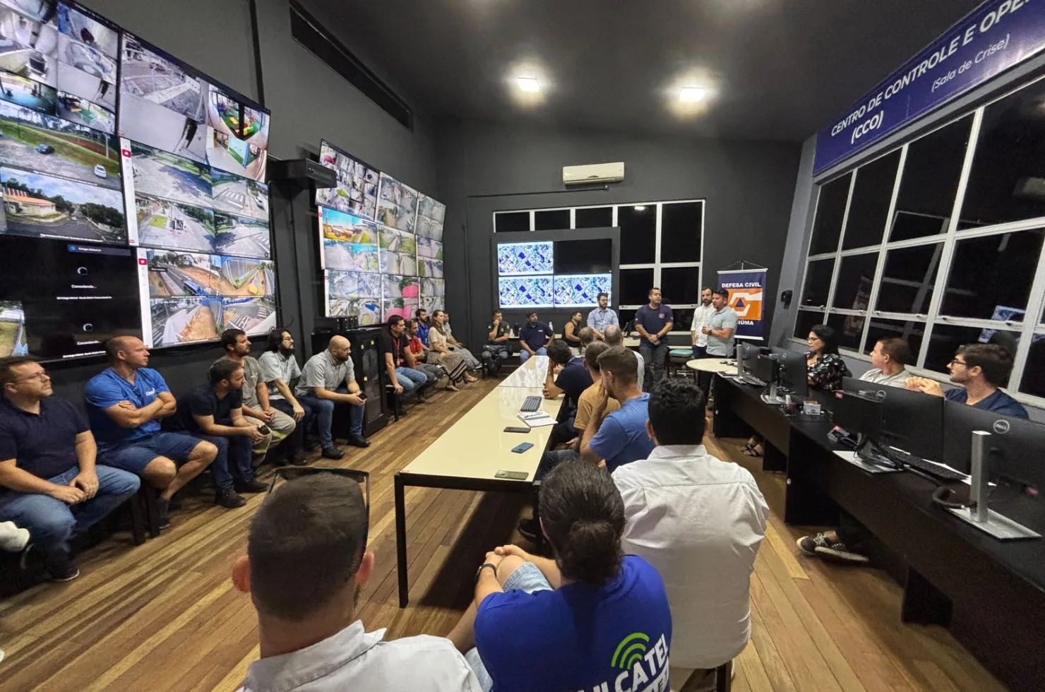 Reunião entre a Prefeitura de Criciúma, Celesc e empresas de telecomunicação para organizar a primeira Operação Limpa Fios na cidade