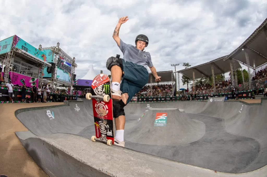 Skatista competindo na etapa do STU National em Criciúma