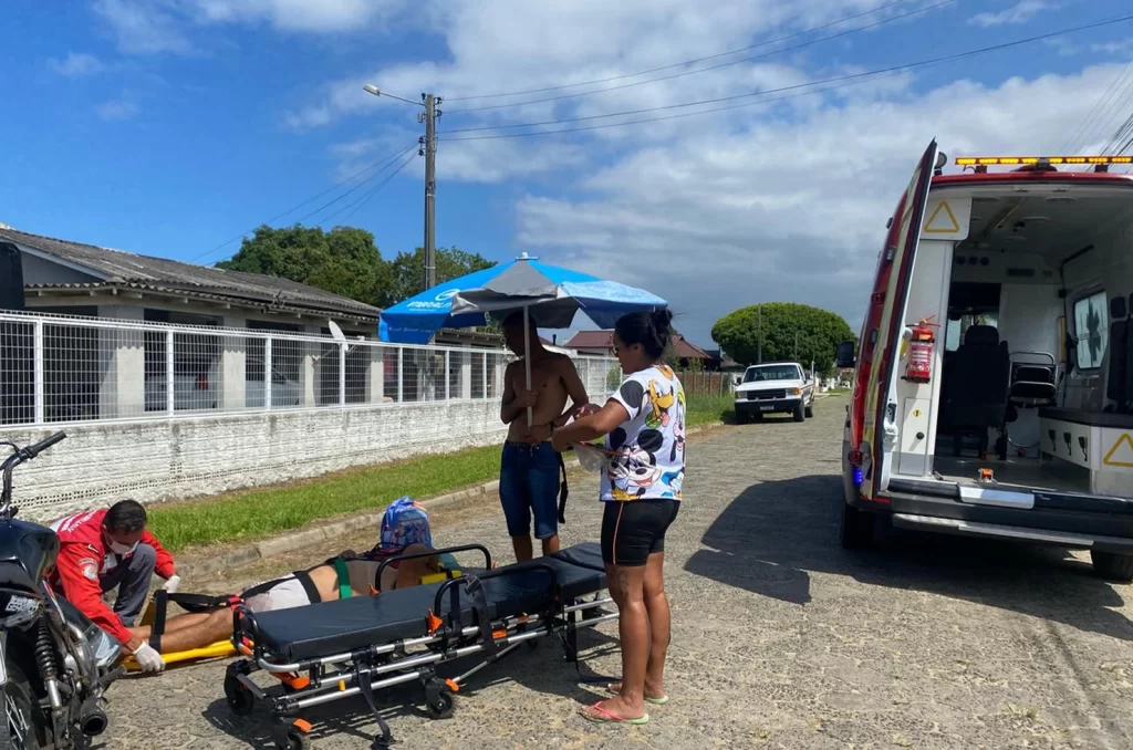 Colisão entre carro e moto em Balneário Rincão deixa duas vítimas feridas