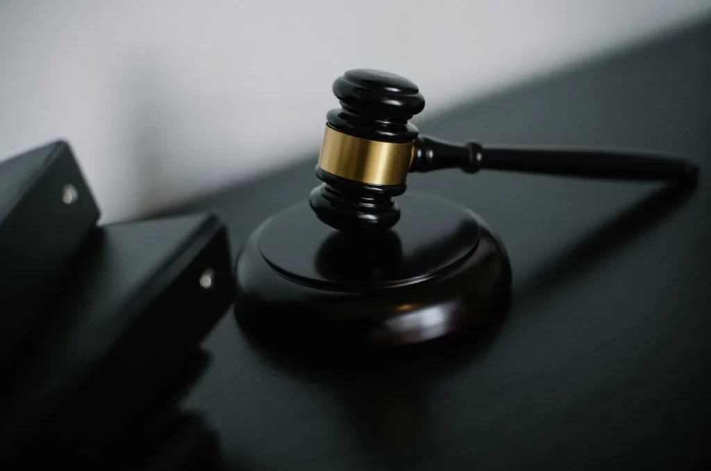 Ilustração representando um julgamento no Tribunal do Júri, com destaque para a condenação de réus por crime em Criciúma