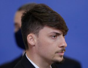 Filho 04 de Bolsonaro chora na tribuna