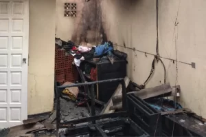 Fogo destrói parte de residência em Araranguá