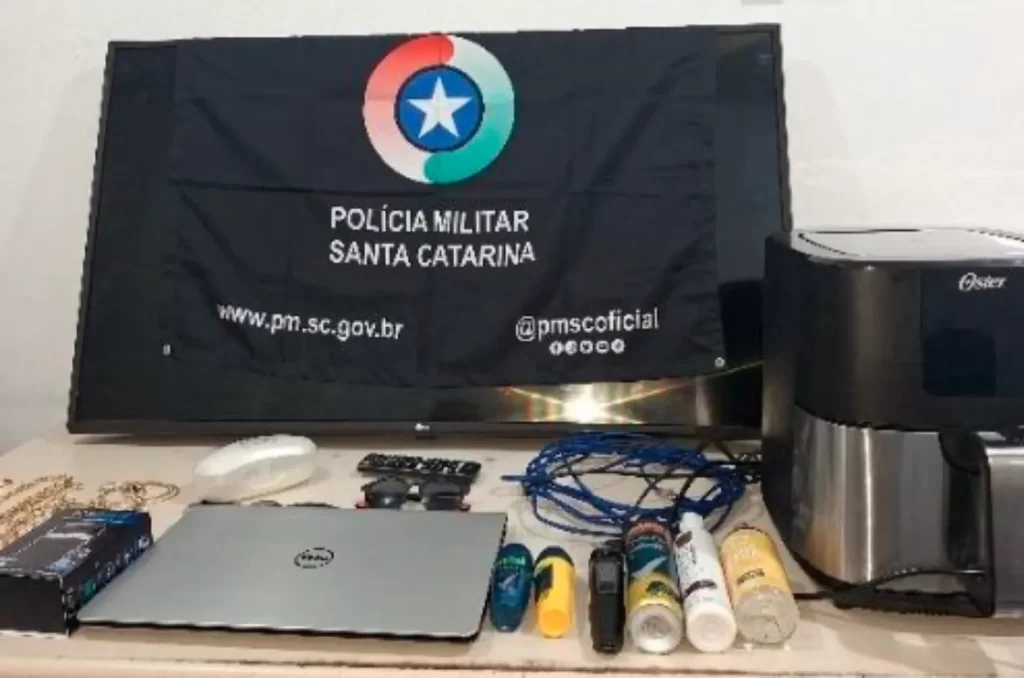 Objetos recuperados pela polícia de um furto em Sombrio