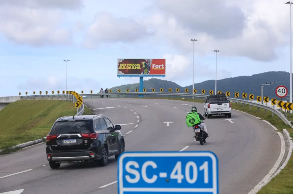 Cidade com veículos em circulação, destacando a mobilidade urbana e o uso sustentável do gás natural no transporte