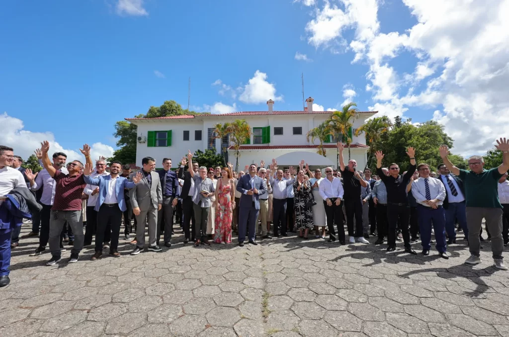 Líderes evangélicos orando no palácio da Agronômica
