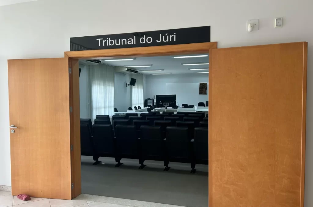 Fachada da porta do Tribunal do Júri da Comarca de Turvo, local do julgamento por feminicídio