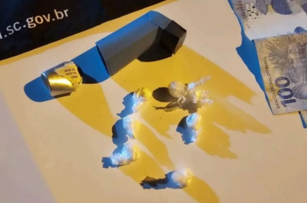 Homem é preso com droga escondida em bombinha de asma