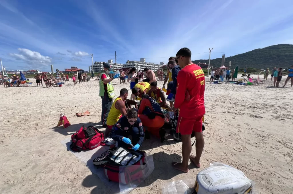 Bombeiros realizam resgate de banhista na Praia dos Ingleses, em Florianópolis
