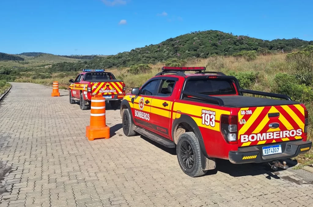 Equipe dos bombeiros trabalhando no resgate no Cânion Fortaleza