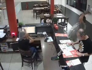 Vídeo: Homem joga comida em atendente de delivery
