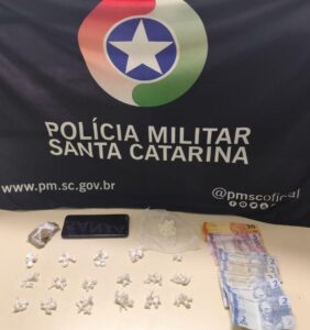 Adolescente é apreendido com drogas em São José