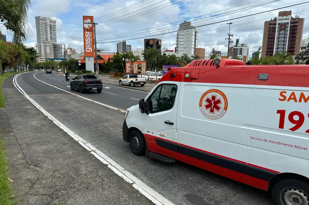 Idosa recebe atendimento após atropelamento por ciclista na Avenida Centenário, em Criciúma