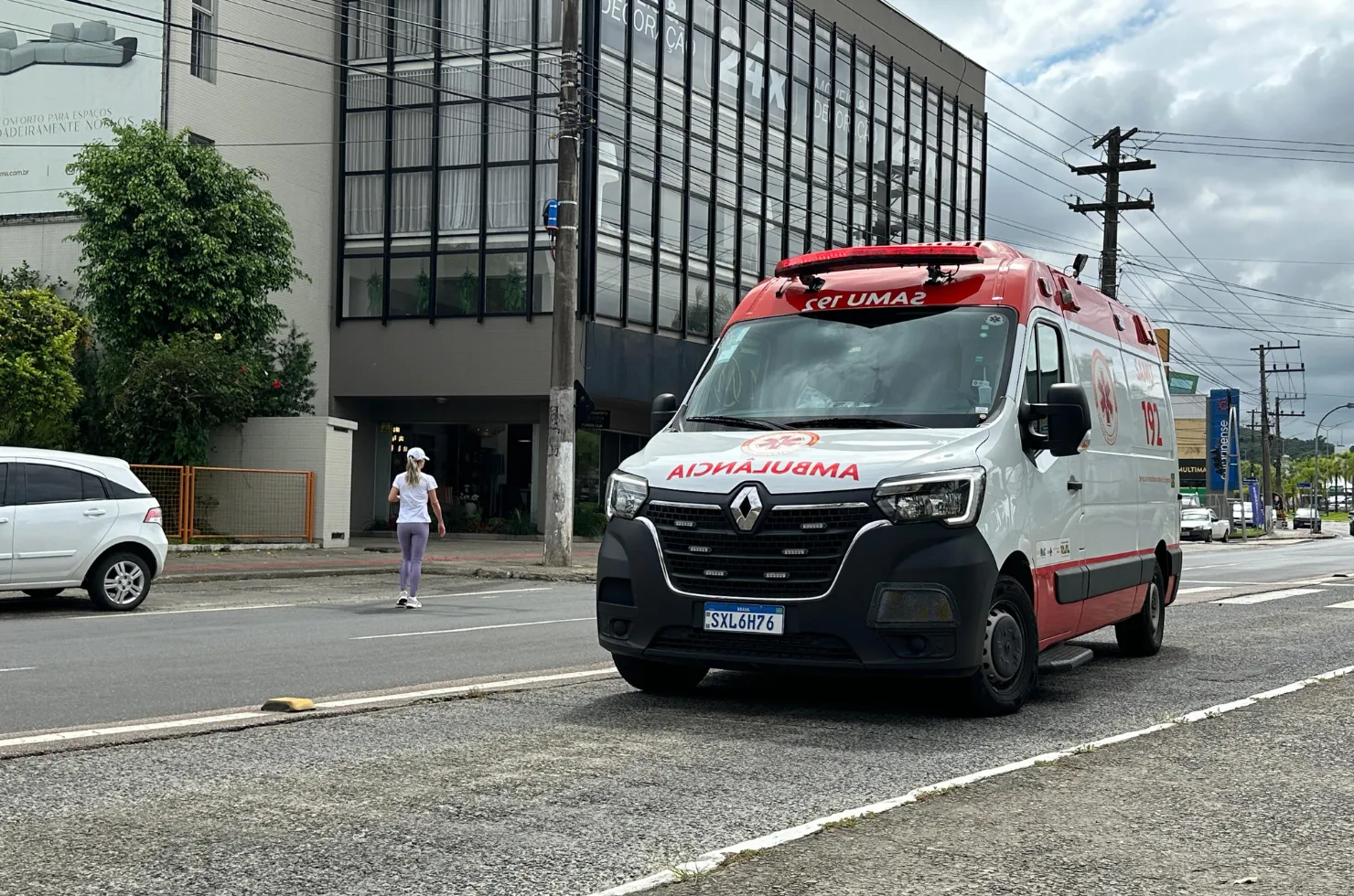 Idosa recebe atendimento após atropelamento por ciclista na Avenida Centenário, em Criciúma