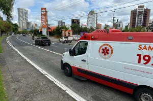 Idosa atropelada por ciclista fica ferida em Criciúma