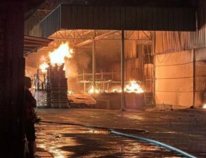 Incêndio de grande porte destrói galpões em Itajaí