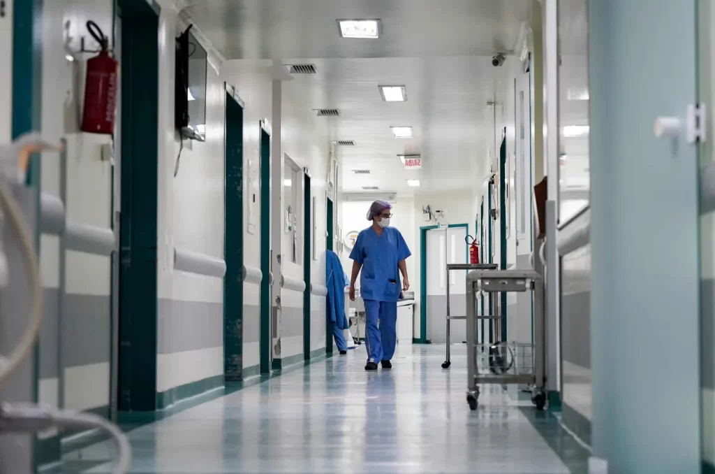 Ilustração de um dos corredores dos hospitais de SC