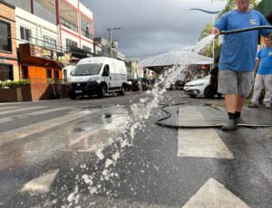 Itajaí inicia lavação das ruas onde teve Carnaval