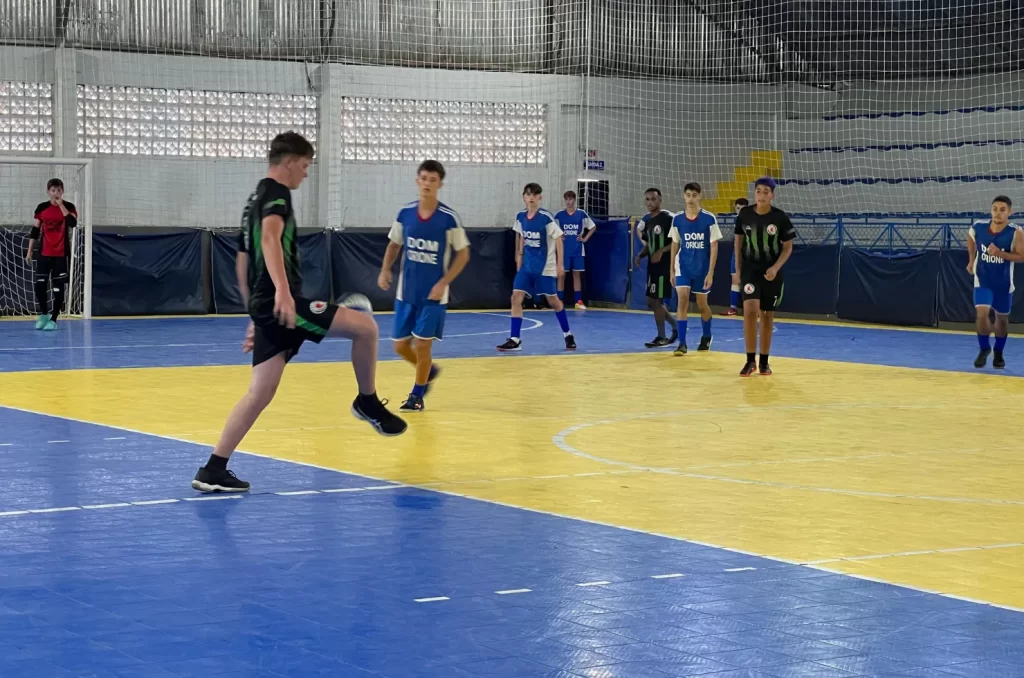 Imagem de um jogo de futsal, sendo disputado no JEMS, em Siderópolis