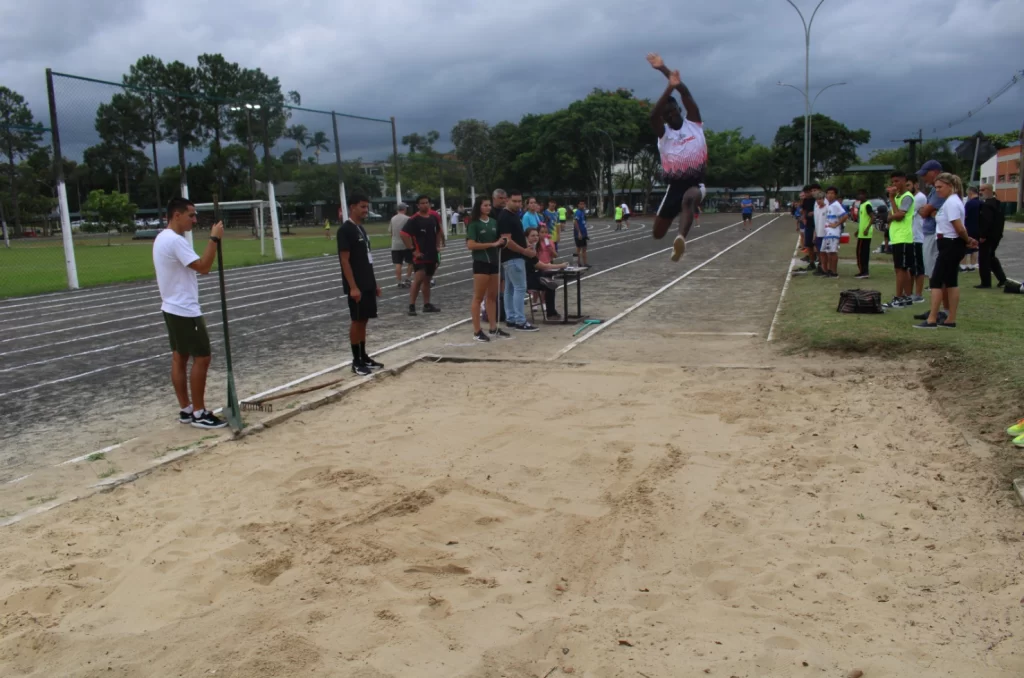 Atletas competindo nas provas de atletismo dos Jogos Escolares de Santa Catarina em Criciúma