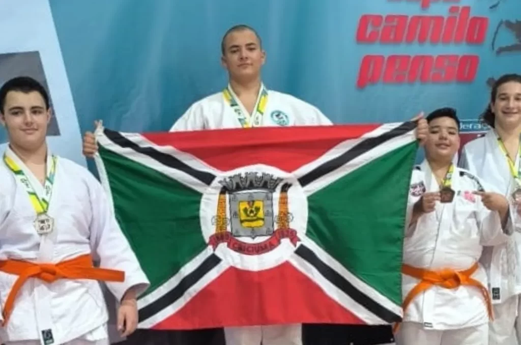 Judocas de Criciúma comemorando conquistas
