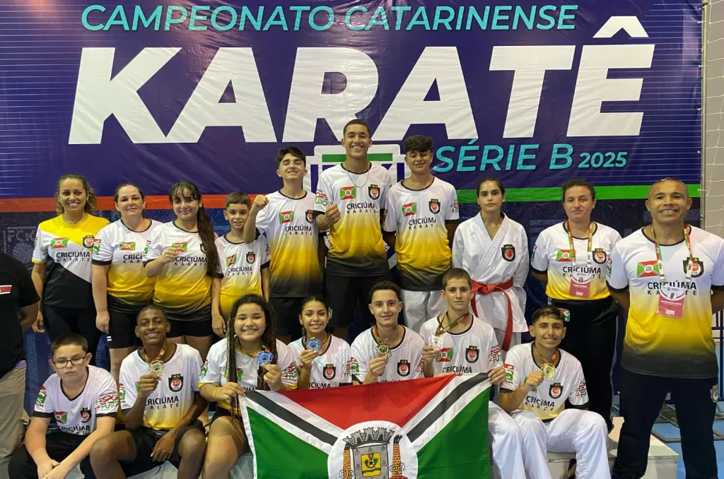 Atletas de Criciúma no pódio com medalhas na estreia do Estadual de Karatê Série B, em Joinville