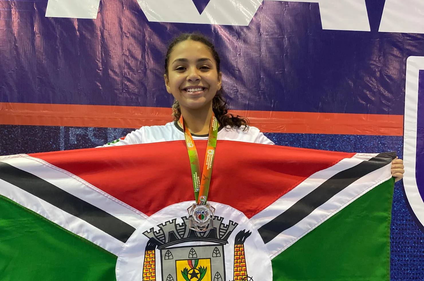 Atletas de Criciúma no pódio com medalhas na estreia do Estadual de Karatê Série B, em Joinville