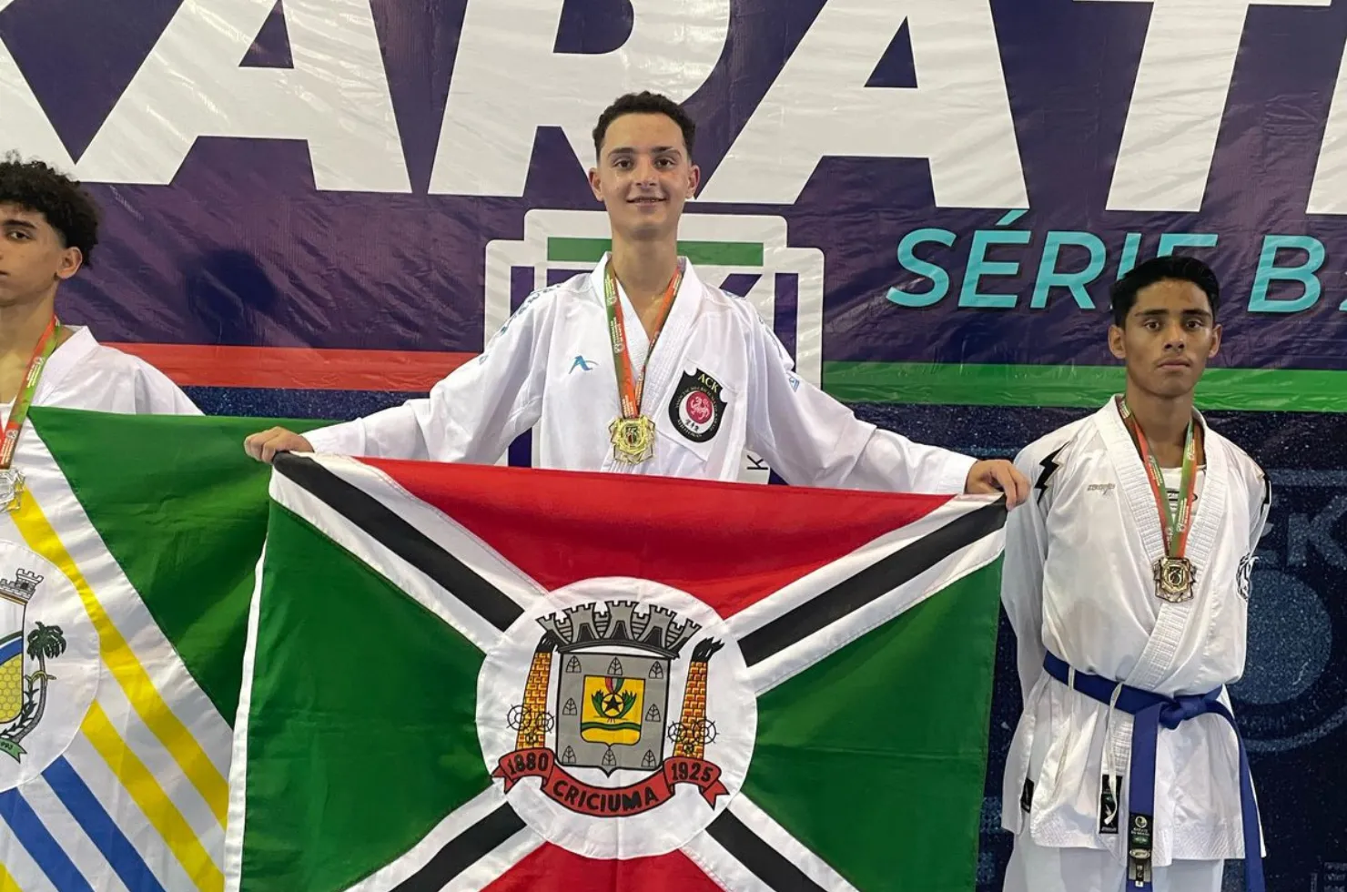 Atletas de Criciúma no pódio com medalhas na estreia do Estadual de Karatê Série B, em Joinville