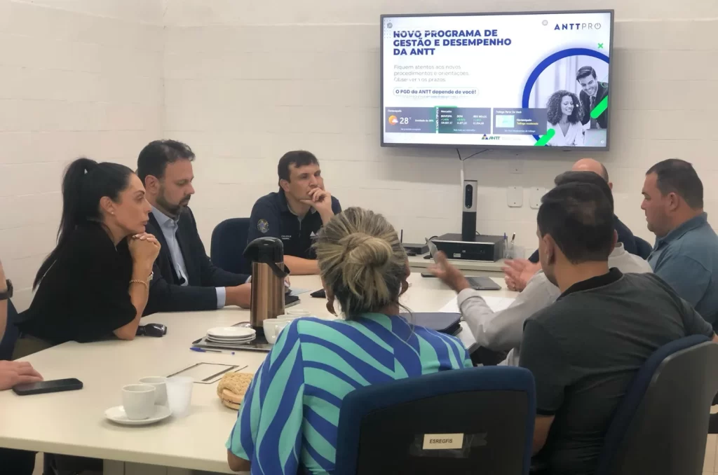 Reunião sobre melhorias nos acessos da BR-101 em Maracajá com representantes da Prefeitura e ANTT