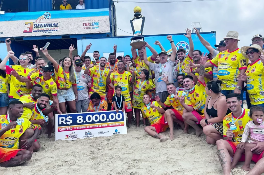 Equipe da Construtora Massiroli levantando a taça do Praião 2025 após vitória sobre o Brasil Pedreiras