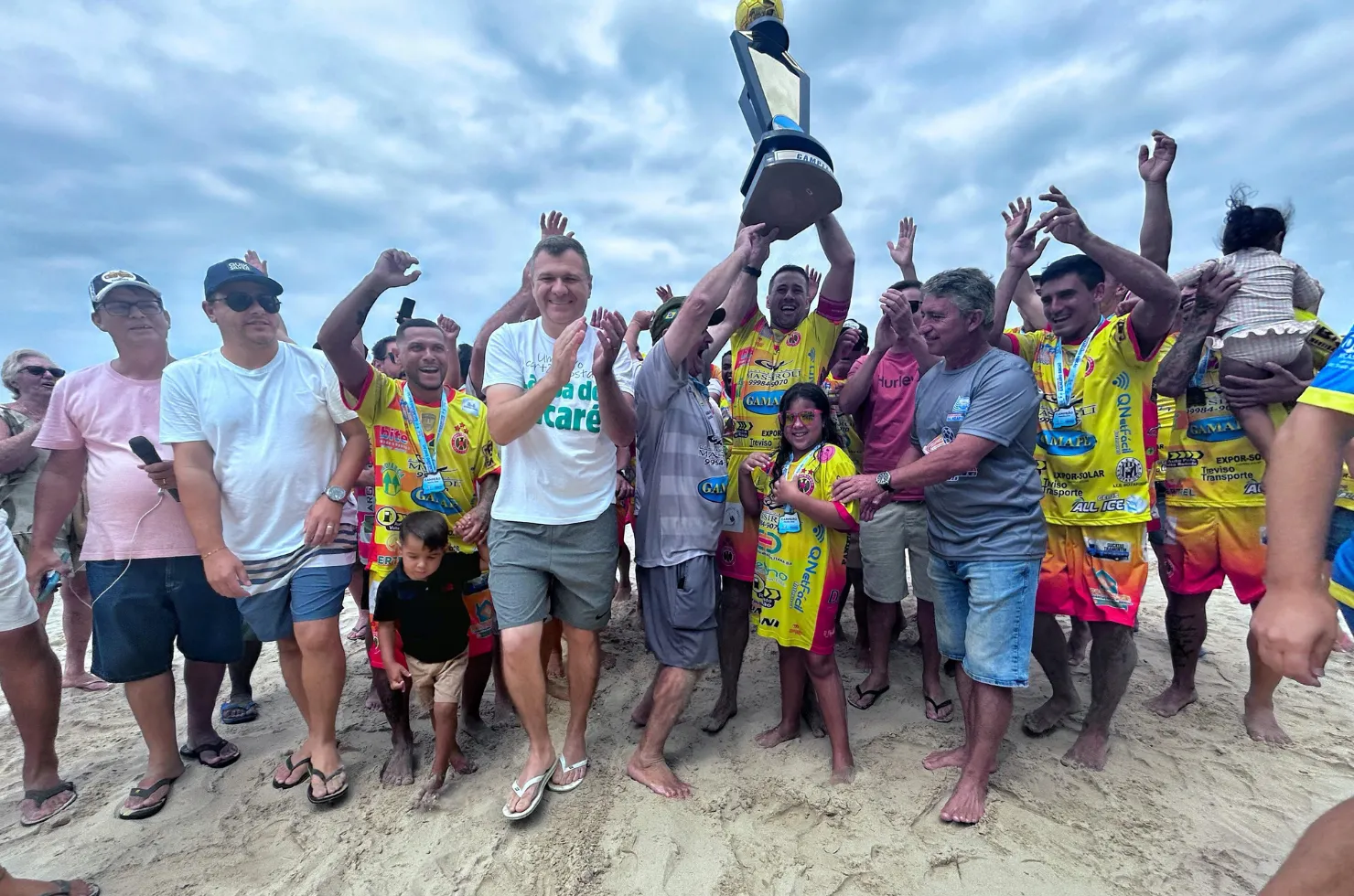 Equipe da Construtora Massiroli levantando a taça do Praião 2025 após vitória sobre o Brasil Pedreiras