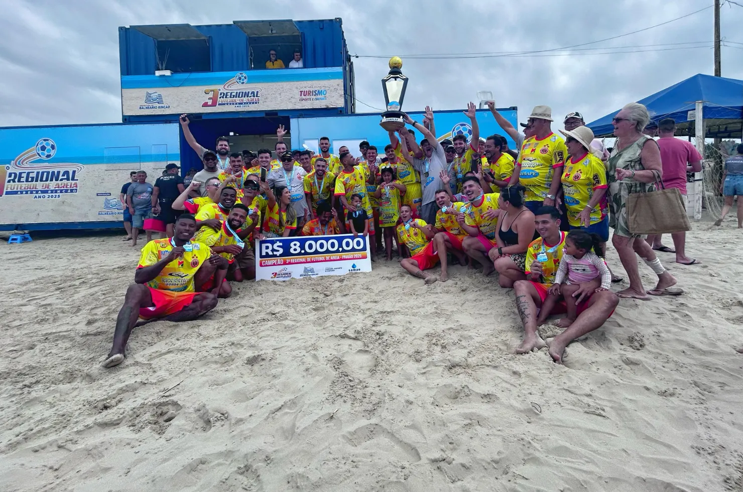 Equipe da Construtora Massiroli levantando a taça do Praião 2025 após vitória sobre o Brasil Pedreiras