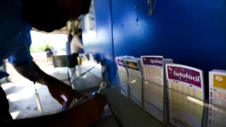 Pessoa preenchendo boletim de aposta na Lotofácil