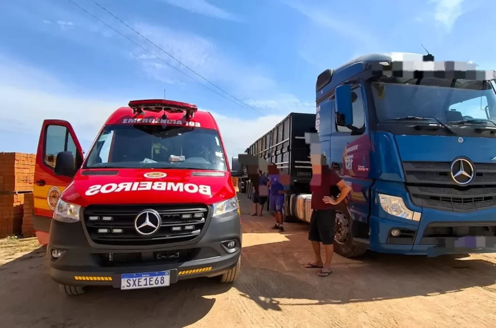 Homem sendo socorrido pelos bombeiros em Morro da Fumaça, após queda de carreta