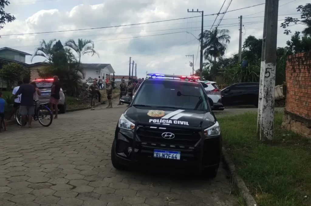 Ação durante abordagem em Criciúma, onde uma mulher foi baleada após confronto com um homem procurado pela justiça