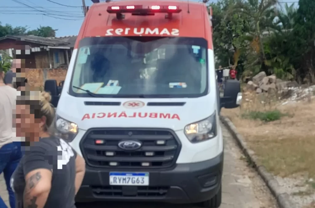 Ação durante abordagem em Criciúma, onde uma mulher foi baleada após confronto com um homem procurado pela justiça