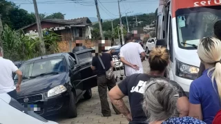 Ação durante abordagem em Criciúma, onde uma mulher foi baleada após confronto com um homem procurado pela justiça