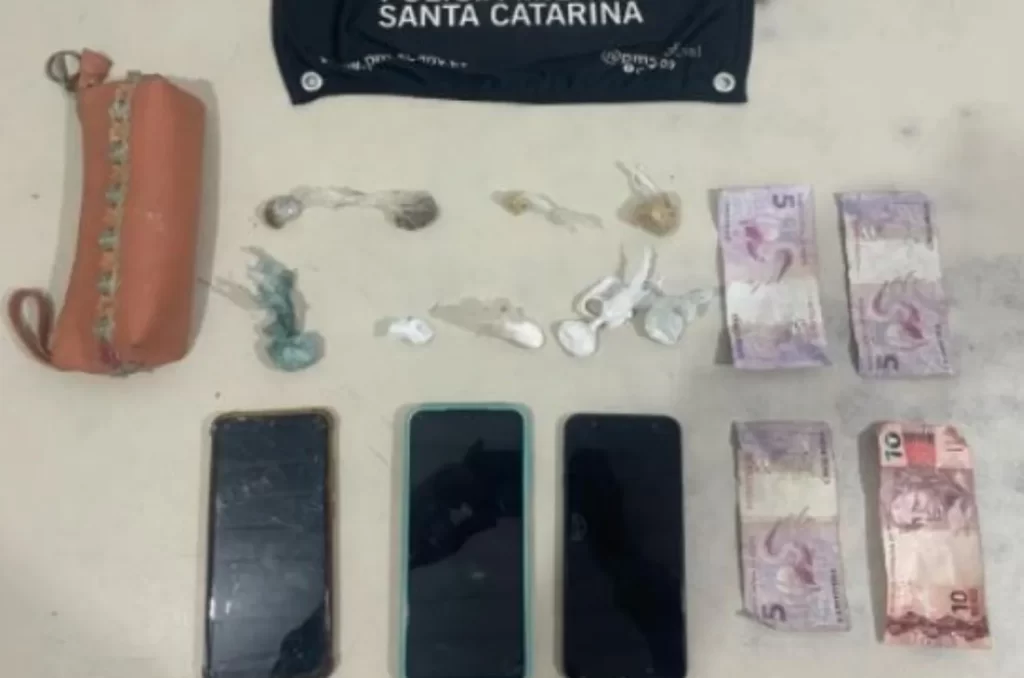 Mulher é presa suspeita de tráfico de drogas em Araranguá