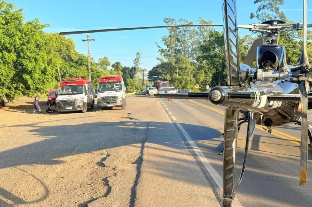 Imagem do momento em que a vítima é transferida de helicóptero na rodovia entre Meleiro e Araranguá
