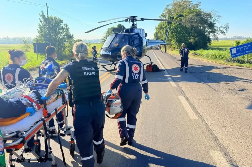 Imagem do momento em que a vítima é transferida de helicóptero na rodovia entre Meleiro e Araranguá