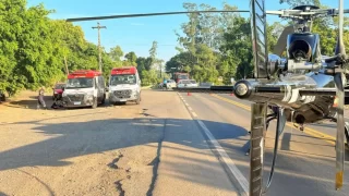 Imagem do momento em que a vítima é transferida de helicóptero na rodovia entre Meleiro e Araranguá