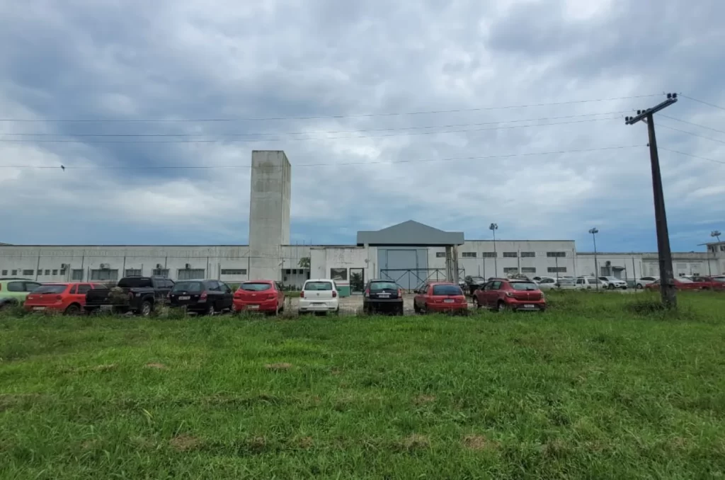 Vista externa do CASE Sul em Criciúma, que terá a sua rua pavimentada