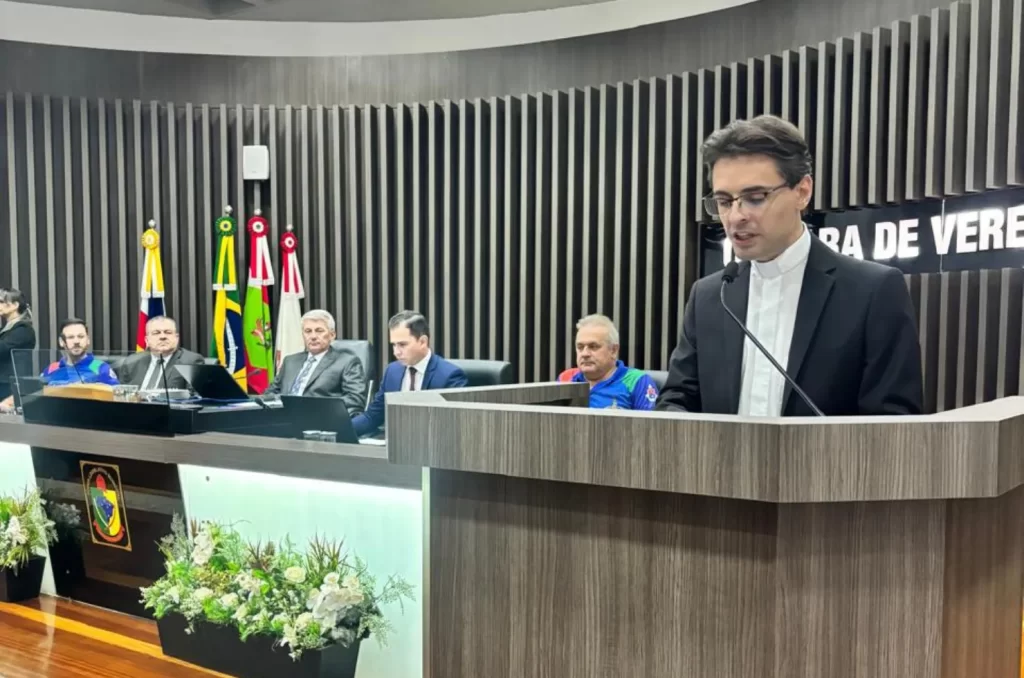 Padre Jonas Emerim Velho apresenta a programação da 177ª Festa de Nossa Senhora Mãe dos Homens na Câmara de Vereadores de Araranguá