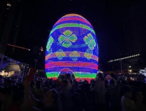 Itapema tem Páscoa com ovo de LED gigante