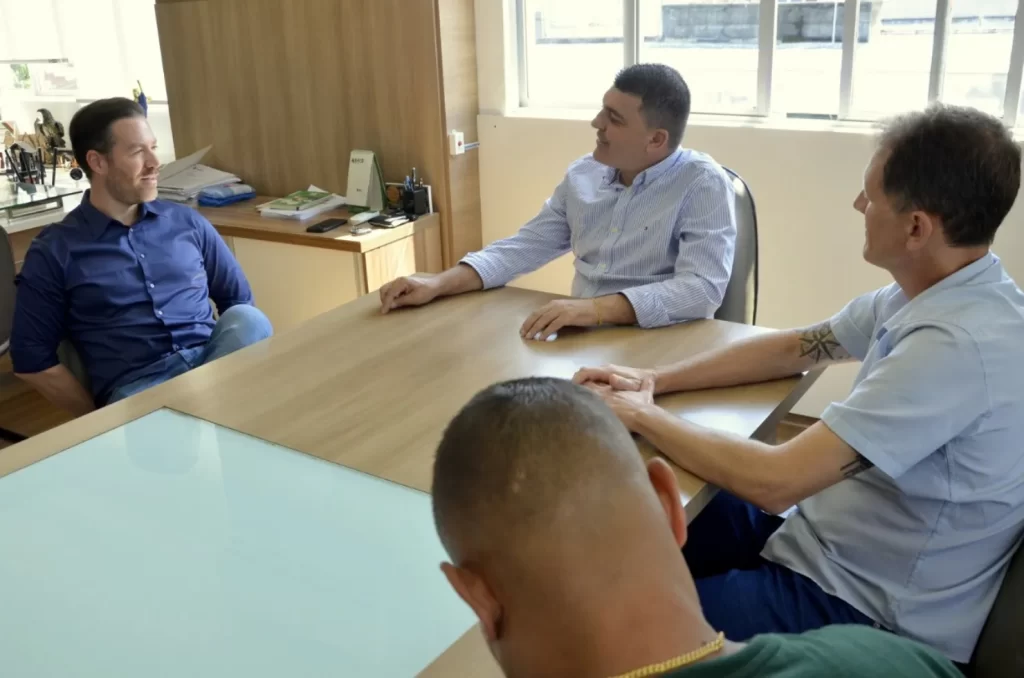 Prefeito de Colatina, Renzo Vasconcelos, durante reunião com o prefeito de Siderópolis, Franqui Salvaro