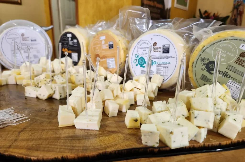 Fazenda Ouro Branco recebe selo do Serviço de Inspeção Municipal (SIM), pioneira na produção de queijo artesanal em Criciúma