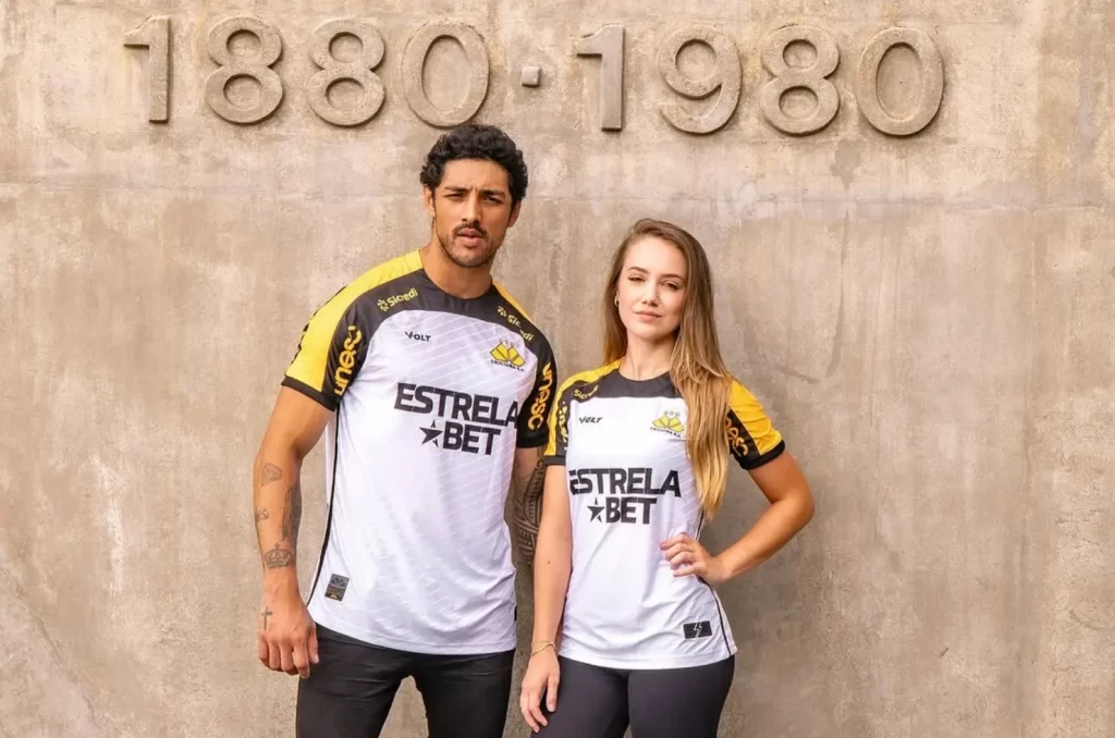 Nova camisa 2 do Criciúma Esporte Clube 2025 intitulada Raízes de Criciúma, inspirada no petit-pavé da cidade