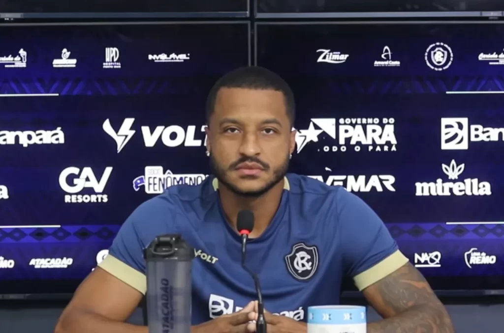 Zagueiro do Remo, Rafael Castro, durante Coletiva