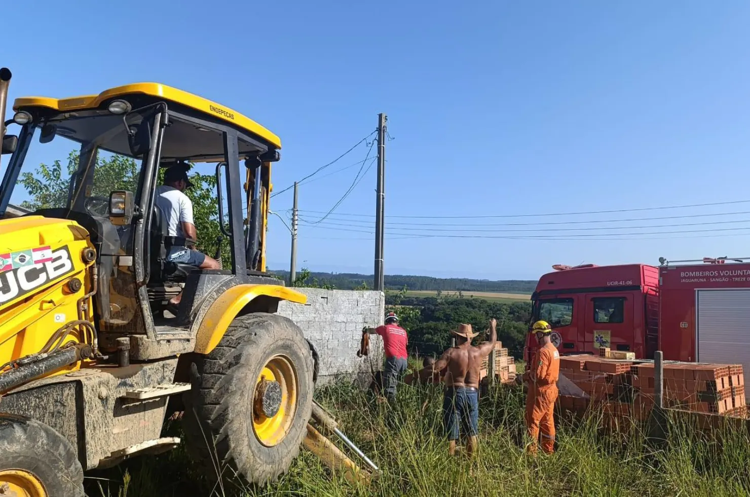 Cavalo sendo retirado de fossa em Sangão