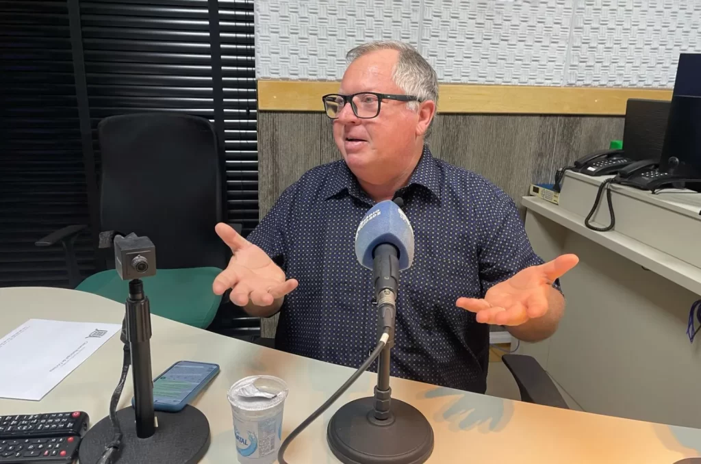 Vereador de Criciúma, Ademir Honorato, falando sobre a audiência pública sobre o Rio Sangão